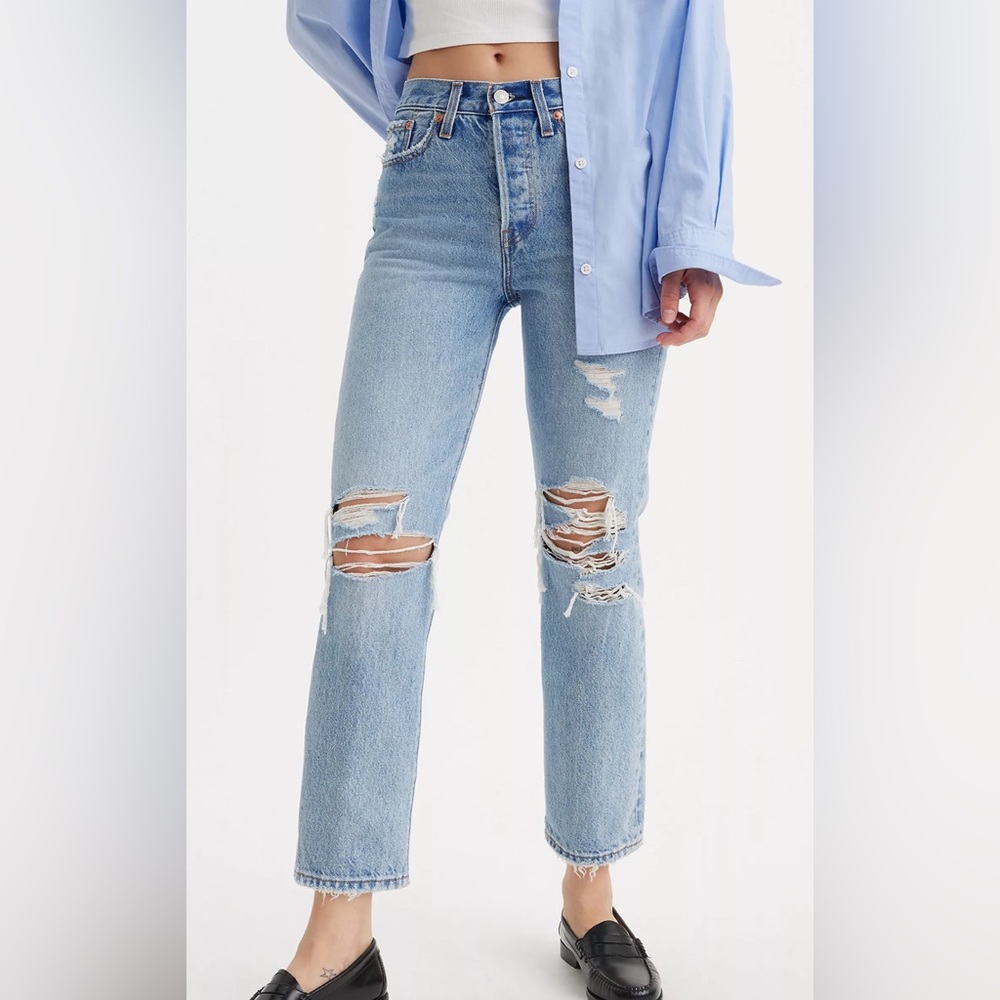 NWT Levi's "Wedgie" Straight Leg, High-Rise Jeans with Distressing. Sz 28.